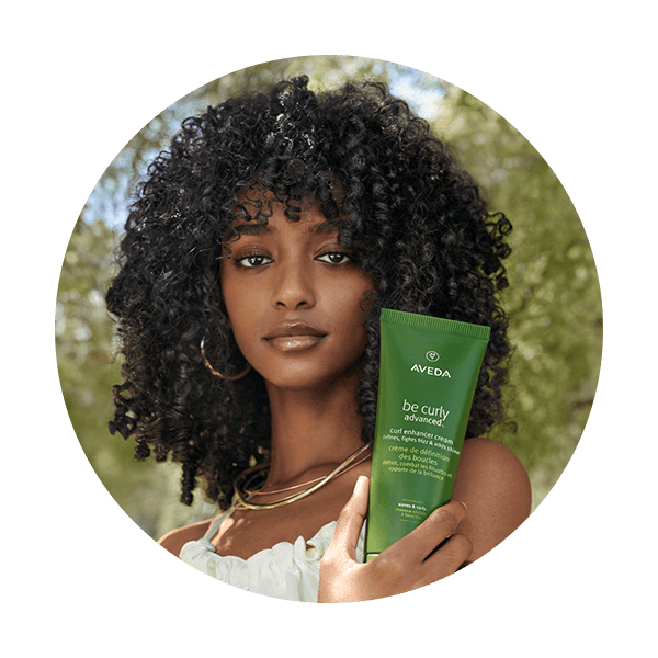 woman using be curly advanced perfecting primer