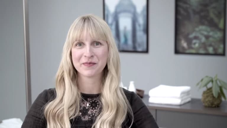 Click on video demonstrate about Hair styling - create effortless waves between washes